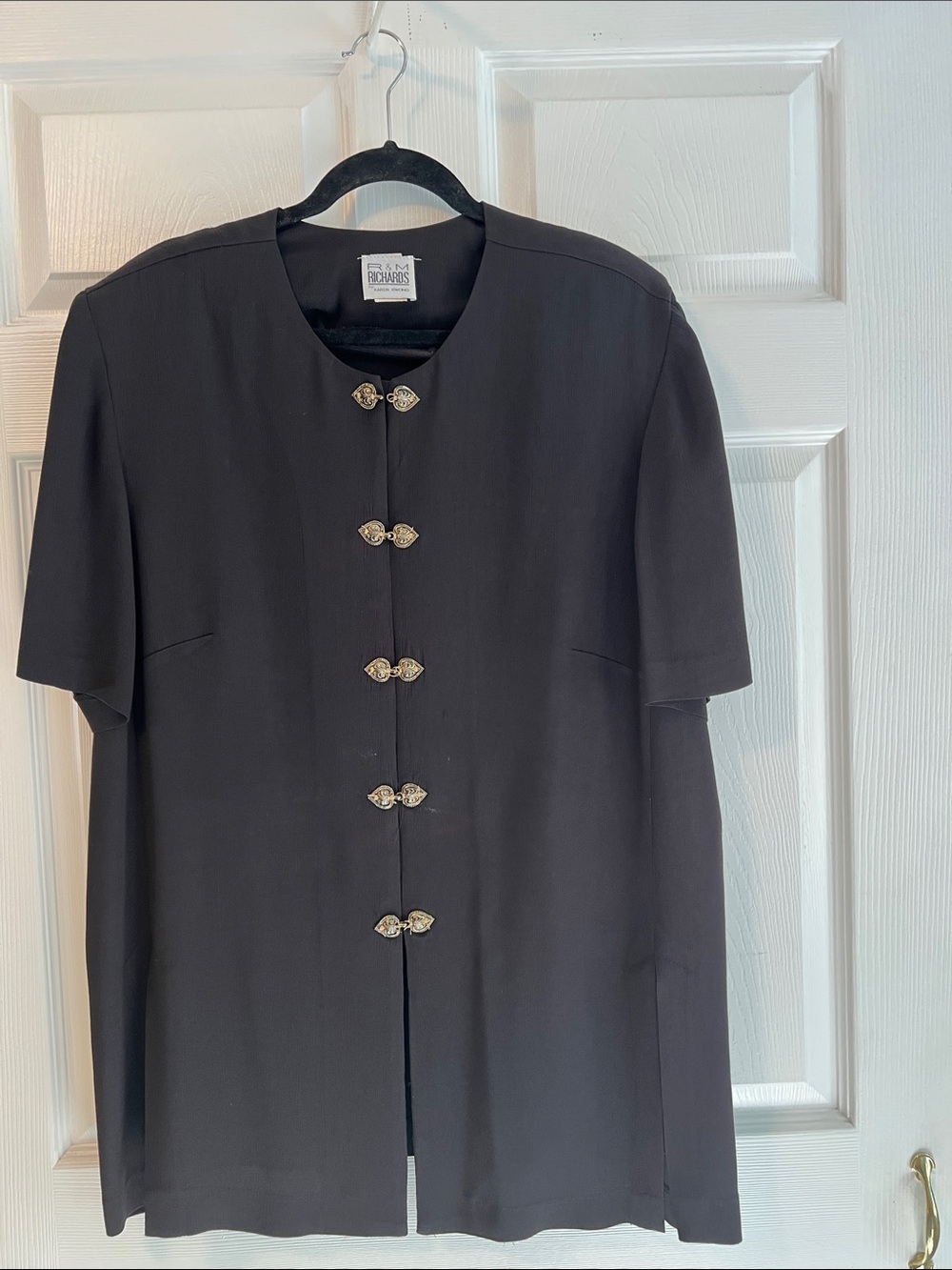 R & M Richards Black Short-Sleeve Collarless Blazer with Gold hooks